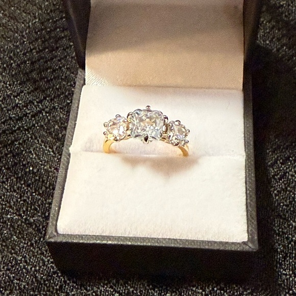 Elegant Gold plated Women's past present and future Ring size 7 - Picture 2 of 5